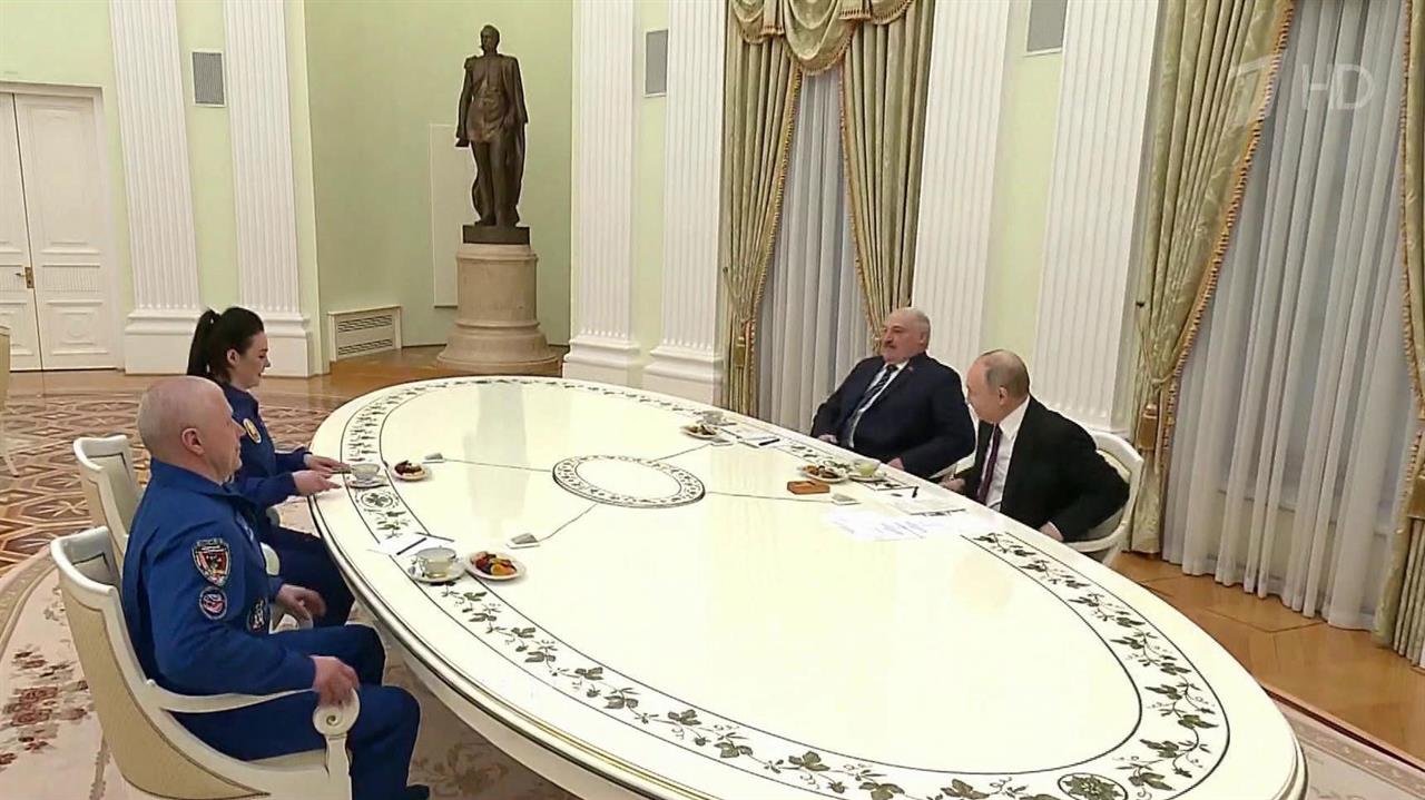 Космонавты О. Новицкий и М. Василевская встретились в Кремле с В. Путиным и А. Лукашенко