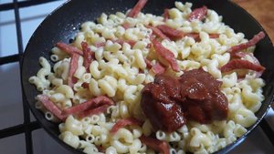 Потрясающий обед или ужин из простых продуктов на скорую руку! Просто макароны колбаса и сыр.