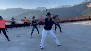 Дженифер Лопес on the floor