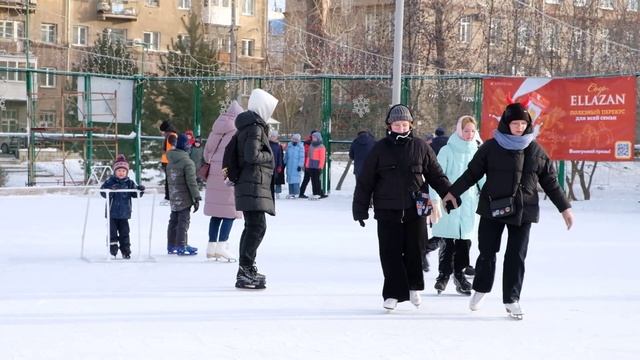 Полиция в нарымском сквере. Нарымский сквер Новосибирск каток. Каток в Нарымском сквере. Каток в Новосибирске с прокатом.