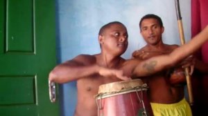 IRMÃOS NA CAPOEIRA  ELETRICISTA NO BERIMBAU E LOUQUINHO NO ATABAQUE