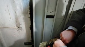 Лопнул тросик на дверях шахты лифта.