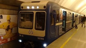 Электропоезд 81-540 номерной 404 прибывает на ст.метро Ладожская