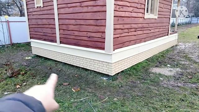 Отделка цоколя ПВХ панелями под кирпич с металлическим отливом. Заменили двери в мойке и санузеле.