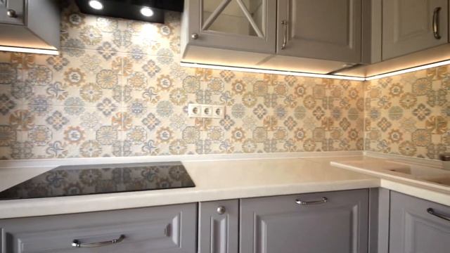 Серая кухня в стиле неоклассика. смотреть онлайн