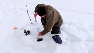 Рыбалка на жерлицы на озере в Архангельской области.