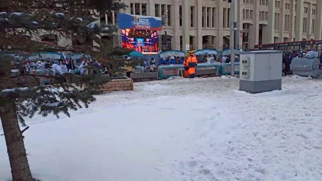 Вот так с позитивом народ шел на стадион в Лужниках, на Митинг-концерт Слава защитникам Отечества 22