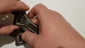 старый разводной ключ