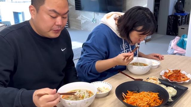 SUB) 잔치국수, 비빔국수, 손만두, 겉절이로 한끼해결~ | Home meal (Janchi Guksu, Bibim Guksu, Mandu, Kimchi) Mukbang