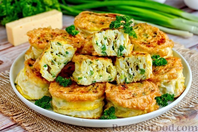 Беспроигрышный вариант.
РУЛЕТИКИ ИЗ ЛАВАША С СЫРОМ И ЯЙЦАМИ
