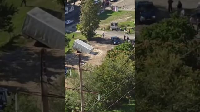 В Ростове-на-Дону возник коммунальный потоп, в грунт с водой даже провалился грузовик