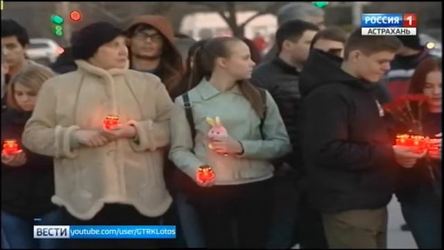 Сотни астраханцев, разделяя боль кемеровчан, несут цветы к памятнику Семье смотреть онлайн