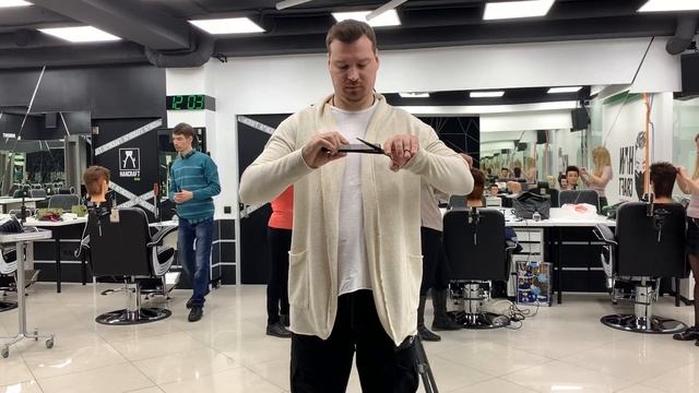 КАК НАУЧИТЬСЯ СТРИЧЬ ДВУМЯ РУКАМИ С НУЛЯ/9 день/мужская стрижка/ by YURI ZHDANOV смотреть онлайн