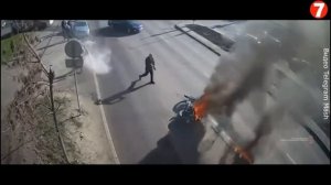 Волгограде байкер на мотоцикле упал и загорелся.