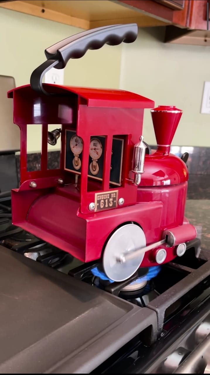 Старинный чайник с паровым приводом. смотреть онлайн