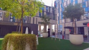 Территория отеля Holiday Inn Dubai al Maktoum Airport