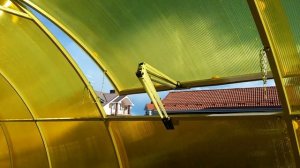 ТЕПЛИЦА ПРИСТЕННАЯ С ПОКРЫТИЕМ ЖЕЛТЫМ СОТОВЫМ ПОЛИКАРБОНАТОМ. УДАЧНОЕ РАСПОЛОЖЕНИЕ.