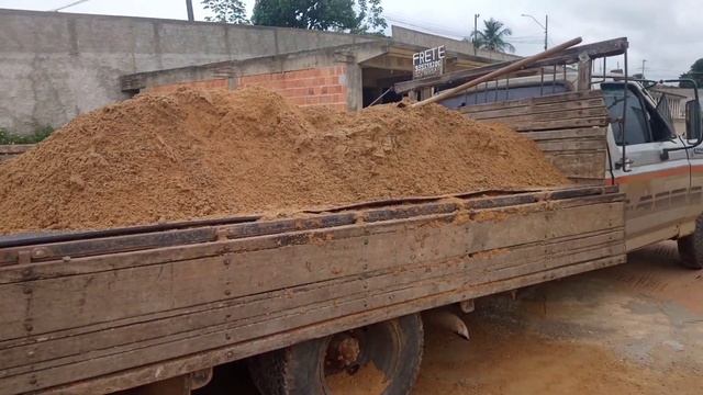 Caminhão atolou com o peso da brita #caminhão смотреть онлайн