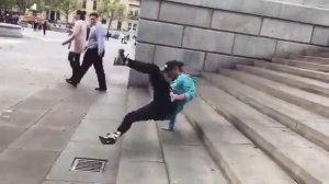 Как спускаться по лестнице.