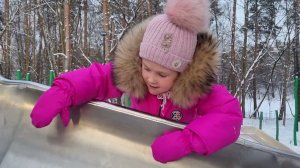 Подружка Катюшка гуляет в лесу