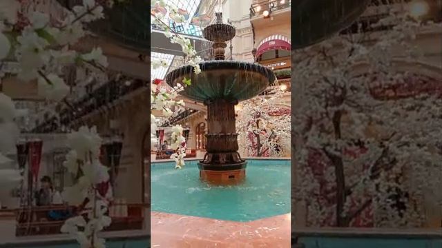 В ГУМ всегда хорошая погода. Весна, там в самом разгаре. И отличное место для фотосессий.