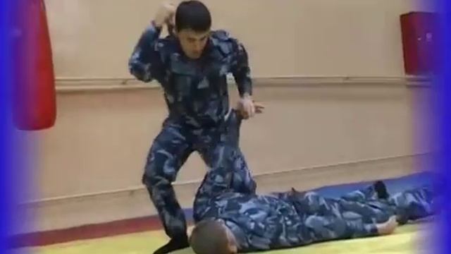 Защитные действия при угрозе пистолетом спереди и обезоруживание