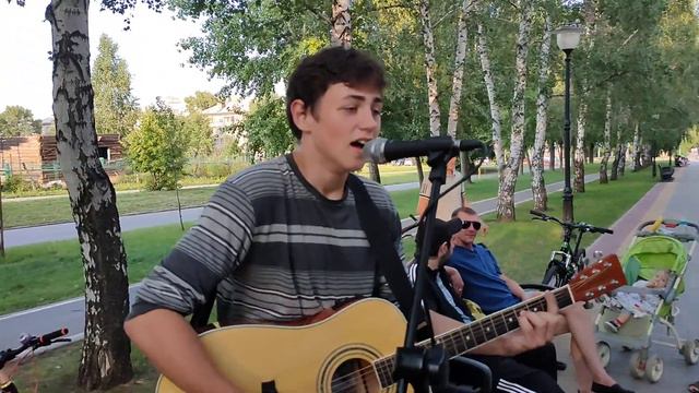 Молодой парнишка хорошо играет на гитаре и поет //Постоянный и хороший гость на наших выступлениях смотреть онлайн