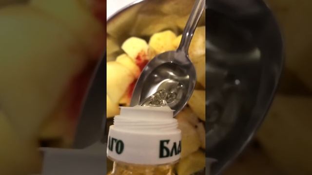 Запечённые ножки с картошкой в духовке