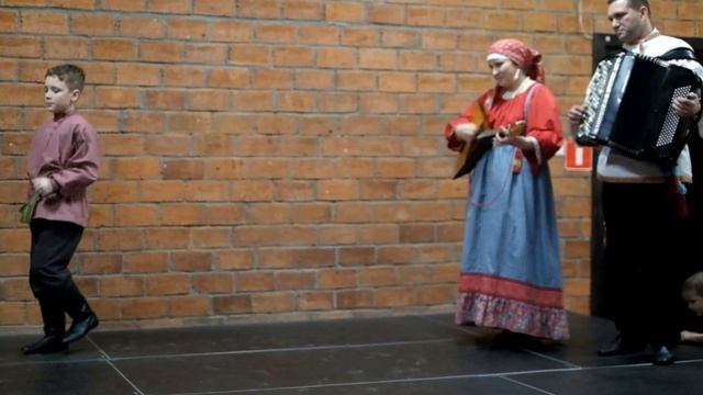 Мальчик поет частушки и танцует. Русский фольклор
