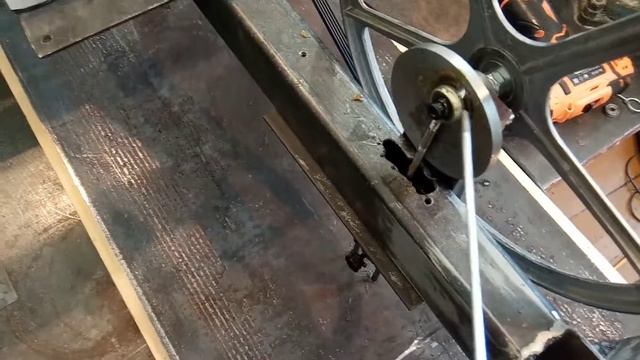 устройство моего самодельного лобзикового станка. Вид снизу.