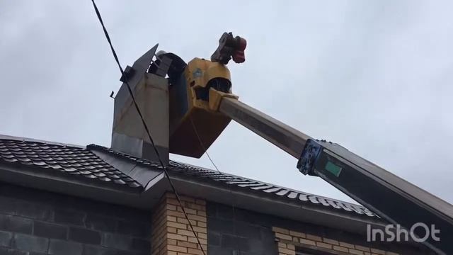 Автовышка аренда. Услуги АГП. Монтаж козырька дымохода