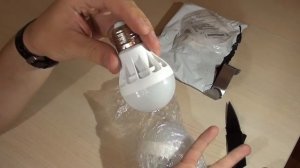 LED лампы Е27 и крючок на дверь (AliExpress)