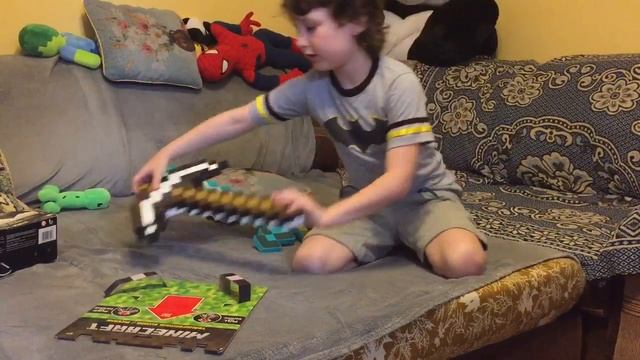 Майнкрафт инструменты: железная кирка и алмазный меч смотреть онлайн