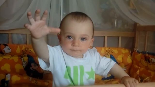 Малыш учится говорить " папа " смотреть онлайн