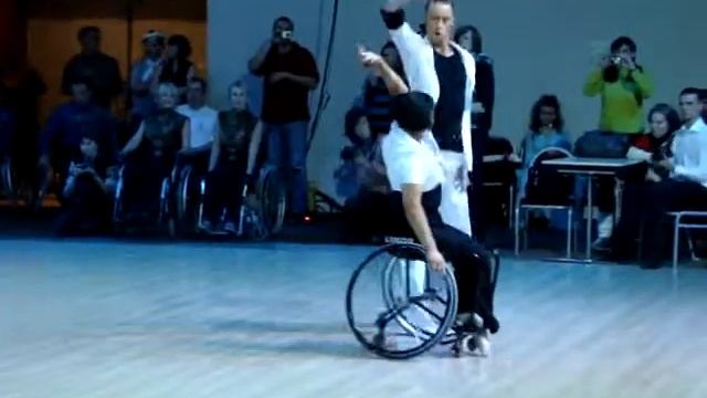 Танцы на колесах... смотреть онлайн