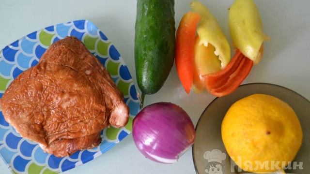Салат с копченой курицей, болгарским перцем и огурцом