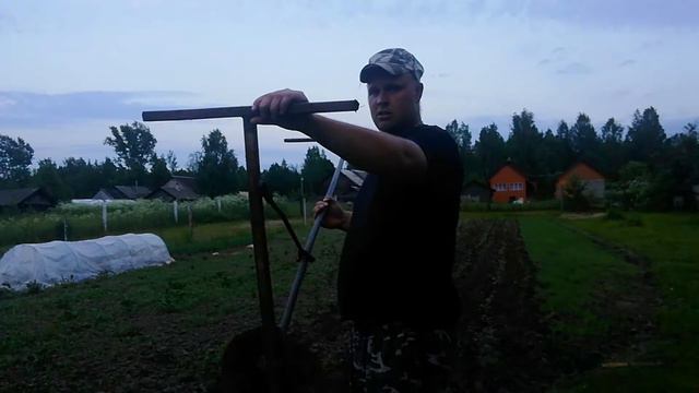 Окучиваевам КАРТОШКУ 🥔 в ручную ПЛУГОМ смотреть онлайн