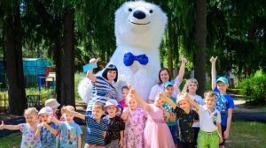 4k Медведь Снежок поздравляет Полину!