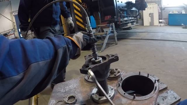 Интересный процесс распрессовки детали двигателя тепловоза смотреть онлайн