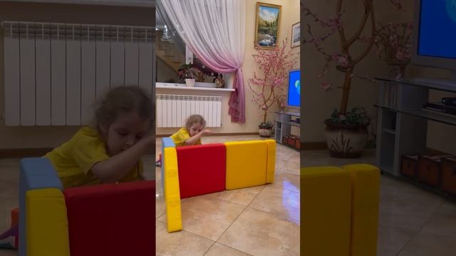 Угловой диванчик превращается в Ширму