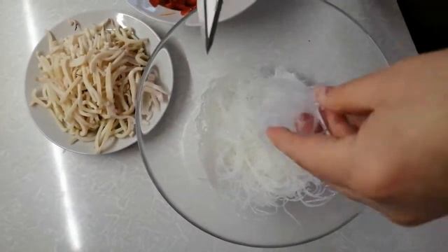 Кальмары+Фунчоза. Обалденный салат.