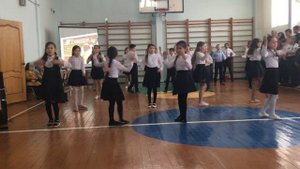 ученики поздравили с юбилеем завуча школы