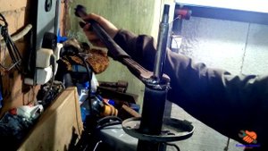 Замена переднего амортизатора TOYOTA/replacement a shock absorber toyota corona