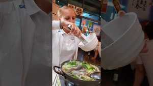 Живые осьминоги едят