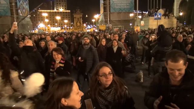🎥ВСТРЕЧА НОВОГО ГОДА В ИСПАНИИ  НА ПЛОЩАДИ В ГОРОДЕ БАРСЕЛОНА!