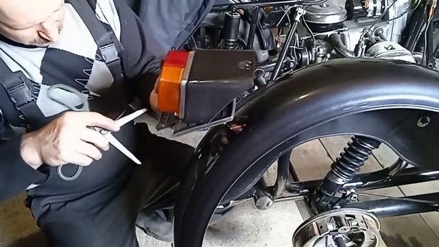 Продолжаем собирать коляску.
