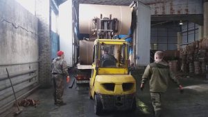 Погрузка рулонов бумаги