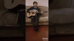 Слепой парень классно поет под гитару