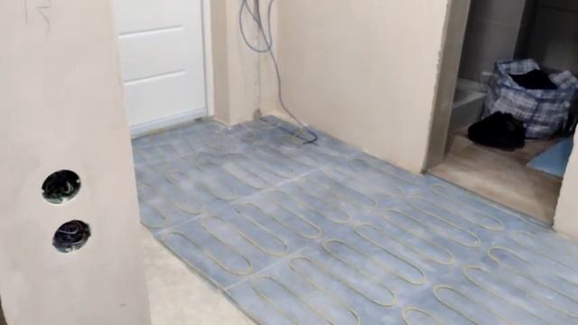 Как самому правильно уложить нагревающий мат и подготовить пол под укладку плитки! От А до Я! смотреть онлайн