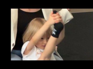 Терпит 3-летний фигурист Арсений Плющенко. Первый раз на растяжке с Н.В.Поповой. Академия Плющенко
